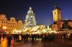 Рождественский базар и елка на Староместской площади в Праге, Чехия.
