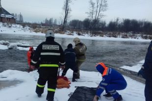 72-летнюю женщину спасли из воды и передали сотрудникам скорой медицинской помощи.