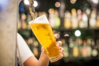 В настоящее время в Кузбассе запрещена продажа алкоголя в торговых точках в многоквартирных домах, площадь которых менее 50 кв. м.