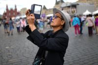 Китайские туристы фотографируются на Красной площади.
