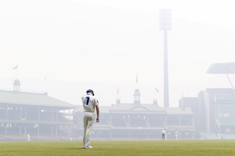 Игрок из команды по крикету на поле стадиона в Сиднее.