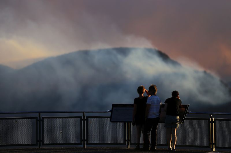 Дым от лесных пожаров над рекой Грин-Уотл-Крик, вид со смотровой площадки Эхо-Пойнт в Катумбе.