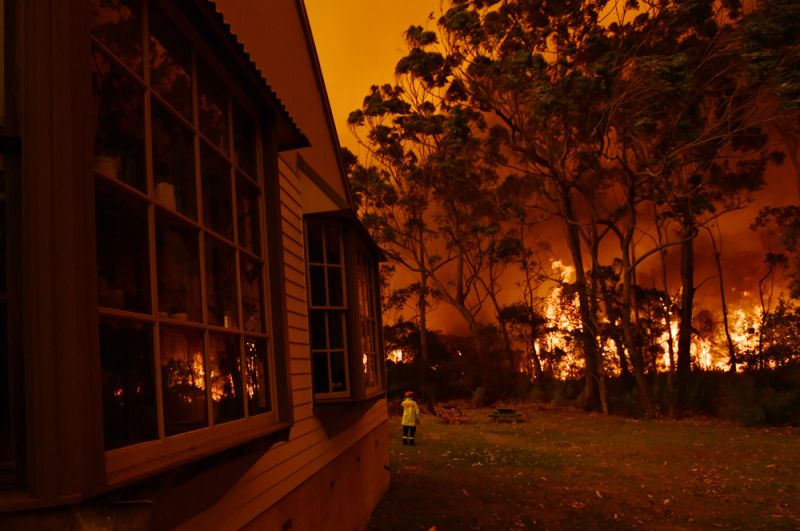 Пожарные борются с лесным пожаром около озера Табури на побережье Нового Южного Уэльса.