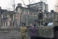 Работа специальной бригады ГКЧС РФ подбирает трупы убитых на улицах города. События первой Чеченской войны 1994-1996 года.