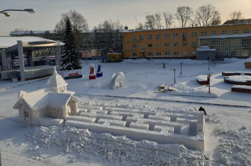 В Берёзовском четыре ёлки и все натуральные: две растущие и две срубленные. На главной городской площади установлена ель, снежные фигуры, горки и лабиринт.