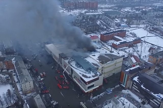 Пожар в кемеровском торговом центре унес жизни 60 человек.