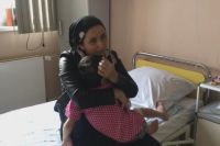 Мама навещает девочку в больнице и вскоре сможет забрать её домой