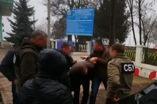 Чиновника Миграционной службы задержали на требовании взятки от нелегалов
