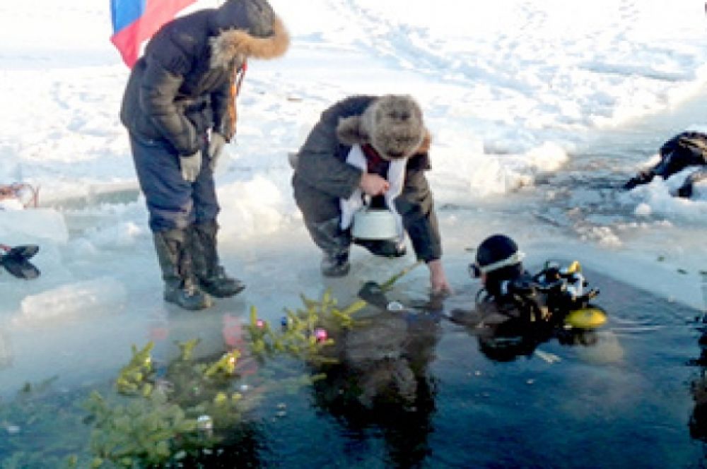 В 2008 году в Новосибирске установили новогоднюю елку на дне озера Надежда, которое находится в центре города на пересечении улицы Фрунзе и Каменской магистрали. Свидетелями незабываемого зрелища стали более 100 человек, которые собрались на берегу водоема и принесли с собой новогодние игрушки для украшения елки.