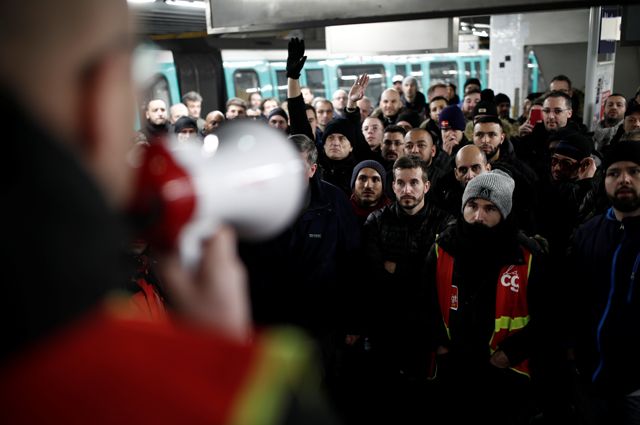 Бастующие рабочие Парижской транспортной сети на митинге в метро. 12.12.2019 г.