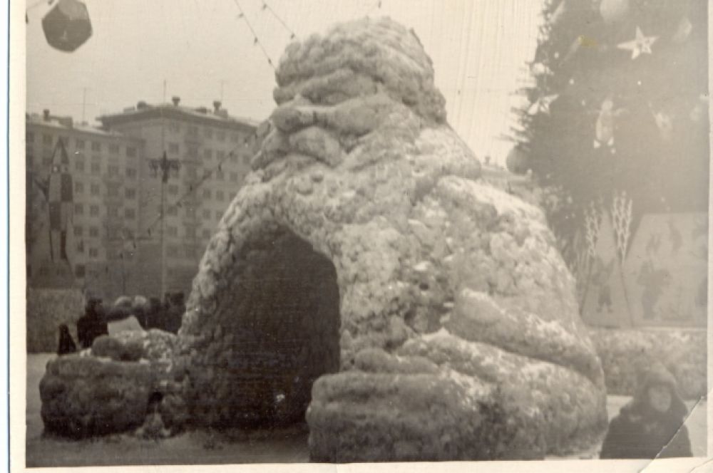 В 70-80-е годы новогодние убранства главной площади практически не отличались друг от друга. Разве, что немного изменялись снежные фигуры.