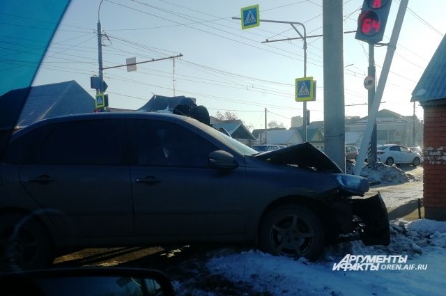 Авария на проспекте Победы в Оренбурге стала причиной пробки.