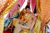 Тайские принцессы Баджракитиябха и Сириваннавари Нариратана принимают участие в шествии королевских барж на реке Чао Прайя в Бангкоке.