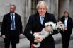 Премьер-министр Великобритании Борис Джонсон со своей собакой Дилин после голосования на парламентских выборах в Лондоне.