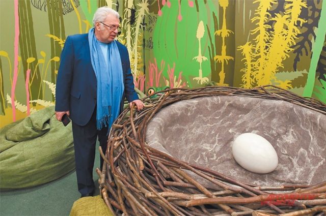Евгений Ямбург демонстрирует настоящее гнездо  с говорящим яйцом.