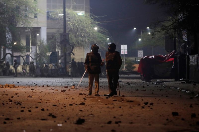 Полицейские возле университета Джеймия Миллиа в Нью-Дели.