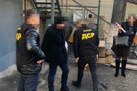 Коррупция: в столице двух чиновников задержали на взятке в 150 тысяч гривен