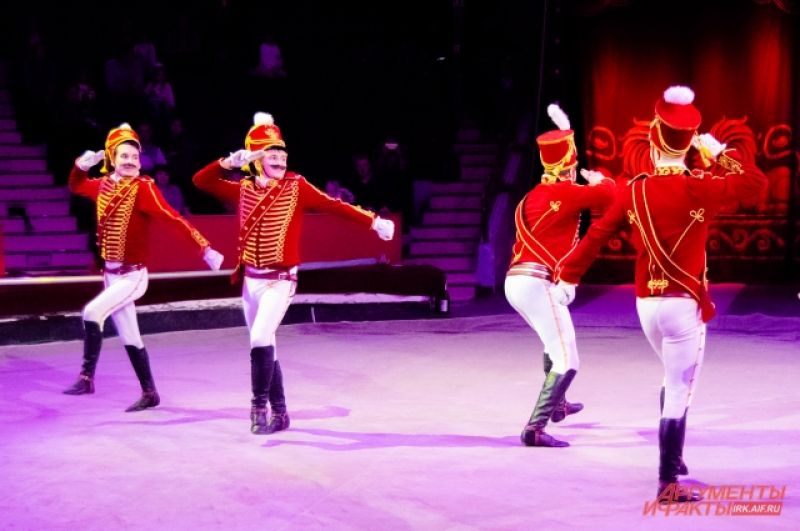 14 декабря на арене Иркутского государственного цирка прошла премьера новогоднего шоу «Белые львы Африки».