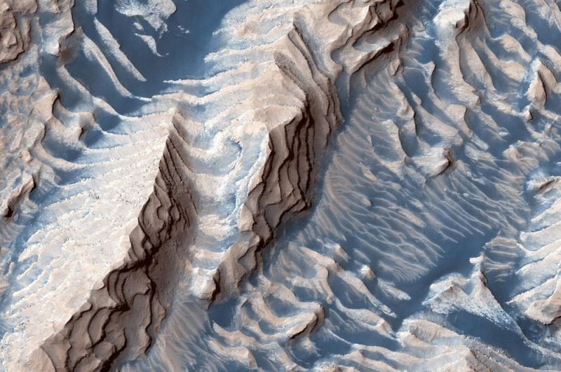 Осадочные породы и песок в кратере Дэниэльсон на Марсе.