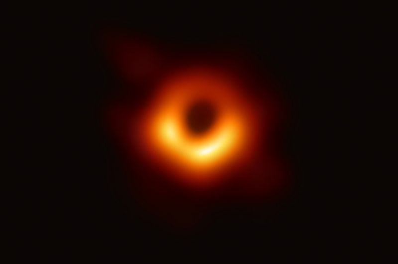 Первое в истории изображение черной дыры, которое удалось получить ученым. Черная дыра находится в галактике М87 в 53,5 миллиона световых лет от Земли.