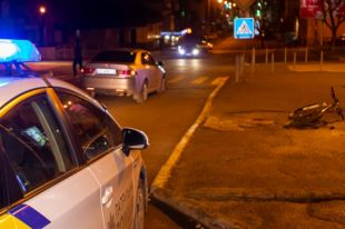 В центре Днепра водитель автомобиль сбил водителя доставки на велосипеде