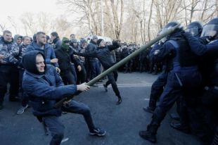 Стычки под Верховной Радой: полиция готовит подозрения трем активистам