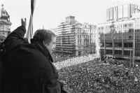 Будущий президент Чехословакии и Чехии (после развала страны в 1992 г.) драматург Вацлав Гавел приветствует своих сторонников с балкона. Прага, декабрь 1989 г.