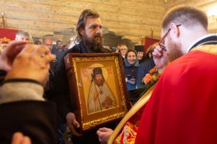 Святой никогда не выделялся из своей паствы.