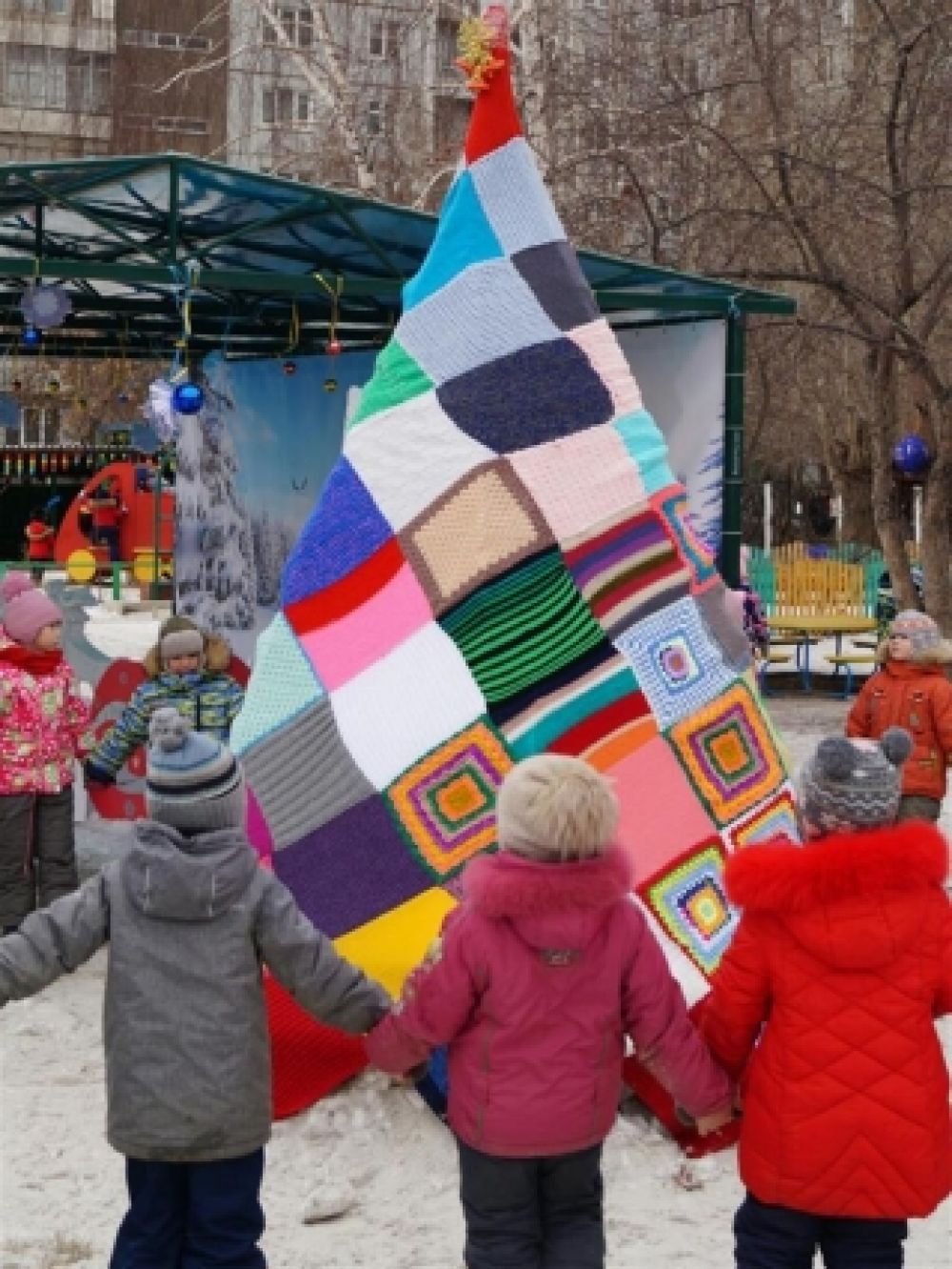 Сколько же терпения надо было, чтобы связать такую красавицу.