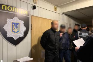 В Никополе ГБР задержало полицейского на взятке: детали