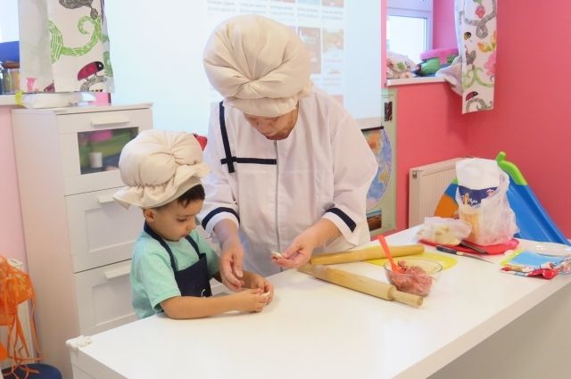 Многим детям угощение, сделанное своими руками, покажется особенно вкусным. 