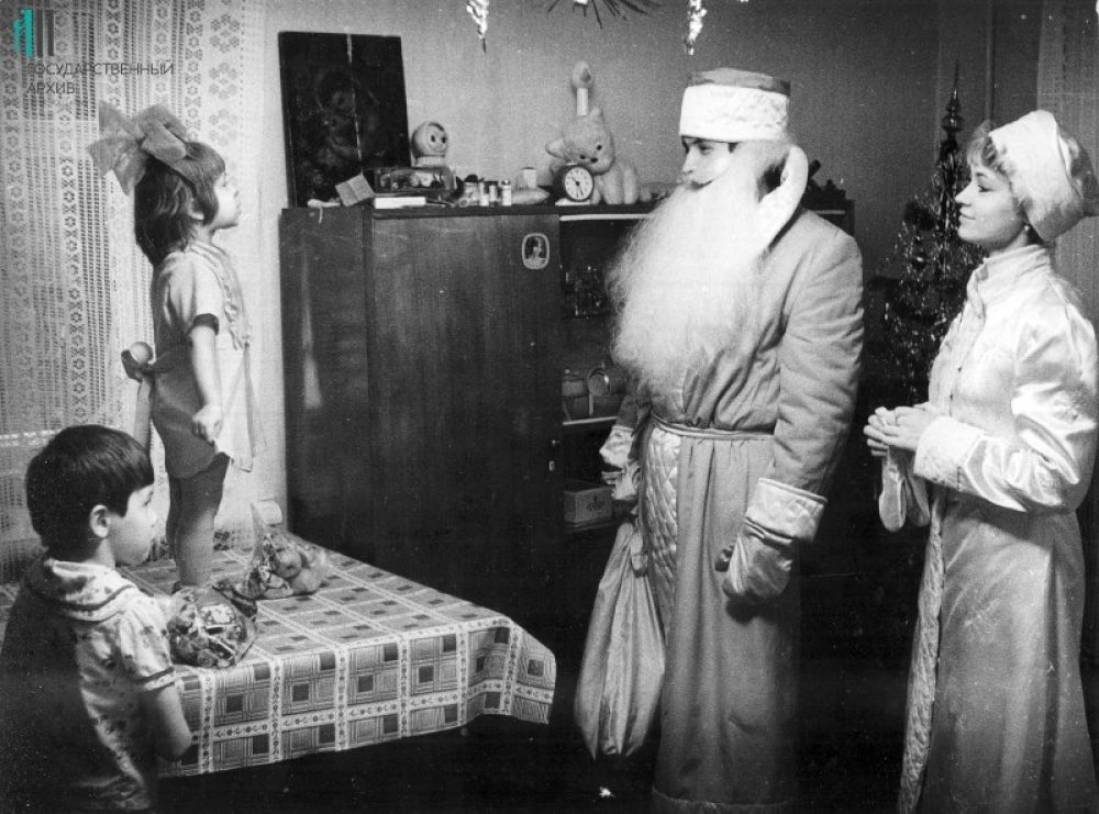 Дед Мороз и Снегурочка в гостях у детей. Пермь, 1983 год.