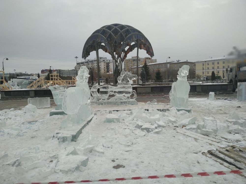 Проходят работы над строительством ледового городка.
