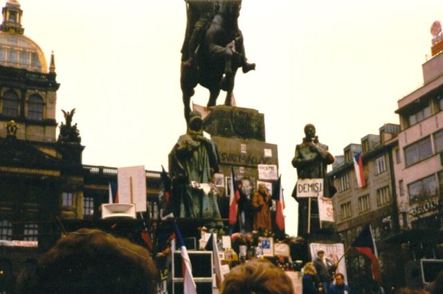 Трибуна демонстрантов у памятника Святому Вацлаву в Праге. Бархатная революция, 1989 год.