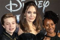 Анджелина Джоли с детьми Шайло (Джоном) и Захарой. 2019 год.