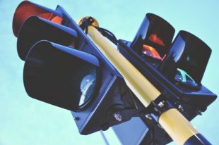 Красный запрещающий сигнал светофора будет загораться для одного из потоков раньше.