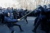 Столкновения украинских националистов с сотрудниками милиции во время протеста против земельной реформы в Киеве.