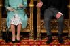 Королева Елизавета II и принц Чарльз во время церемонии открытия парламента в Лондоне.