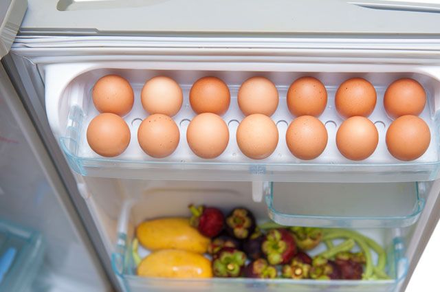 Почему нельзя хранить сырые куриные яйца в холодильнике: причины и последствия