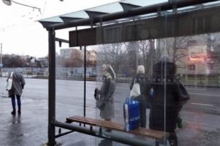 Вандалы во Львове разгромили четыре остановки за одну ночь