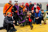 Днепровские дайверы установили новогоднюю елку на глубине 40 метров 