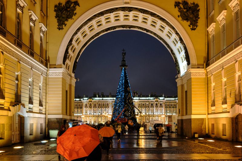 Главная новогодняя елка на Дворцовой площади Санкт-Петербурга.