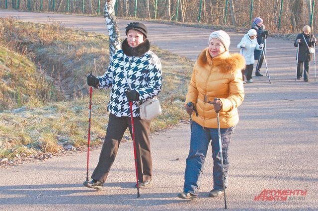 На занятиях по скандинавской ходьбе участники «Московского долголетия» находят новых друзей.