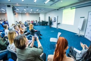 Обучение в оффлайн-формате увеличивает вовлеченность участников, позволяет вести живые дискуссии.