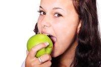 Жительница Надыма возмущена повторным взвешиванием яблок на кассе