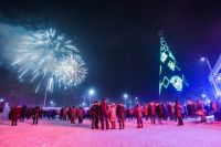 Тысячи красноярцев традиционно встречают Новый год на главной городской ёлке. 