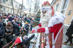 Предпраздничные дни Дедушка провёл с теми, кто нуждается в особой заботе.