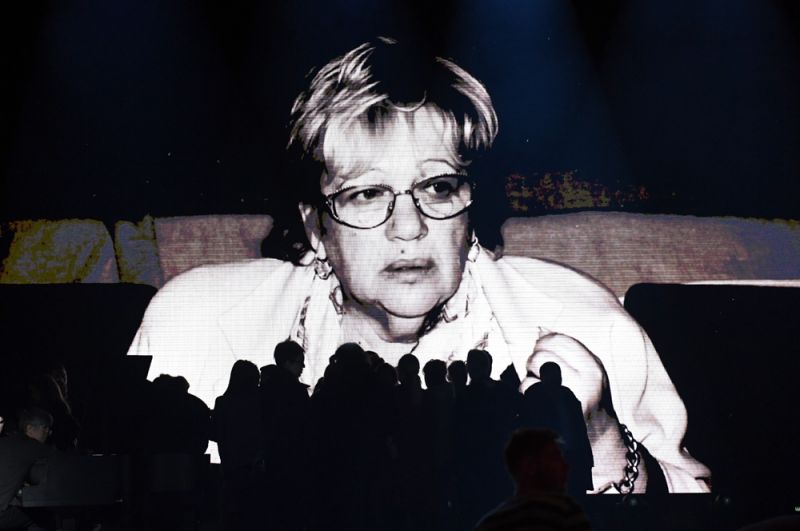 Экран с фотографией Галины Волчек на сцене театра «Современник». В 2018 году театр вернулся в историческое здание на Чистых прудах, что совпало с днем рождения Галины Борисовны, которой 19 декабря исполнилось 85 лет.
