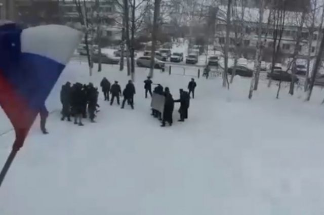 Полицейские отрабатывают митинг на школьниках в Татарстане.