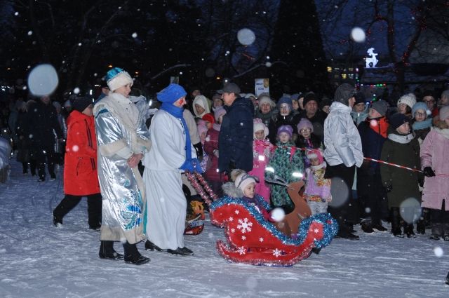 С конкурсами и играми прошло открытие новогоднего городка в Ленинском районе.